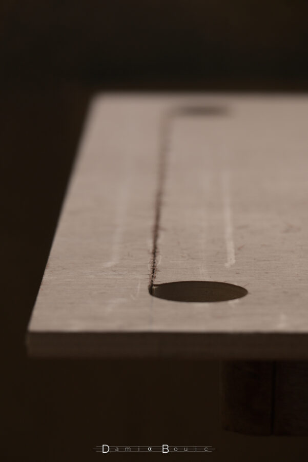 La scie sauteuse a fait son travail et a coupé le bois, d'un trou à l'autre, sans soucis.