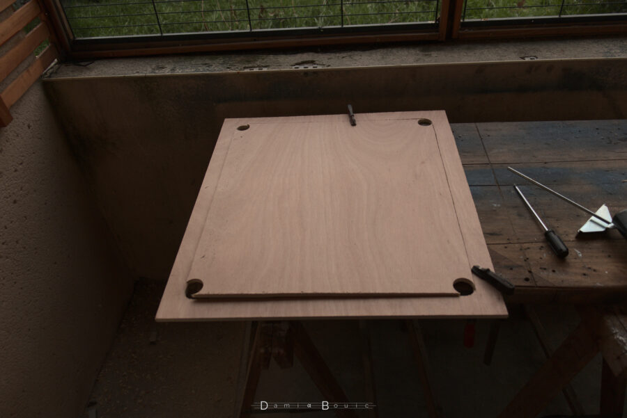 La partie centrale de la planche est désolidarisée du reste, avec les coupes qui sautent d'un trou à l'autre dans chaque angle de la planche