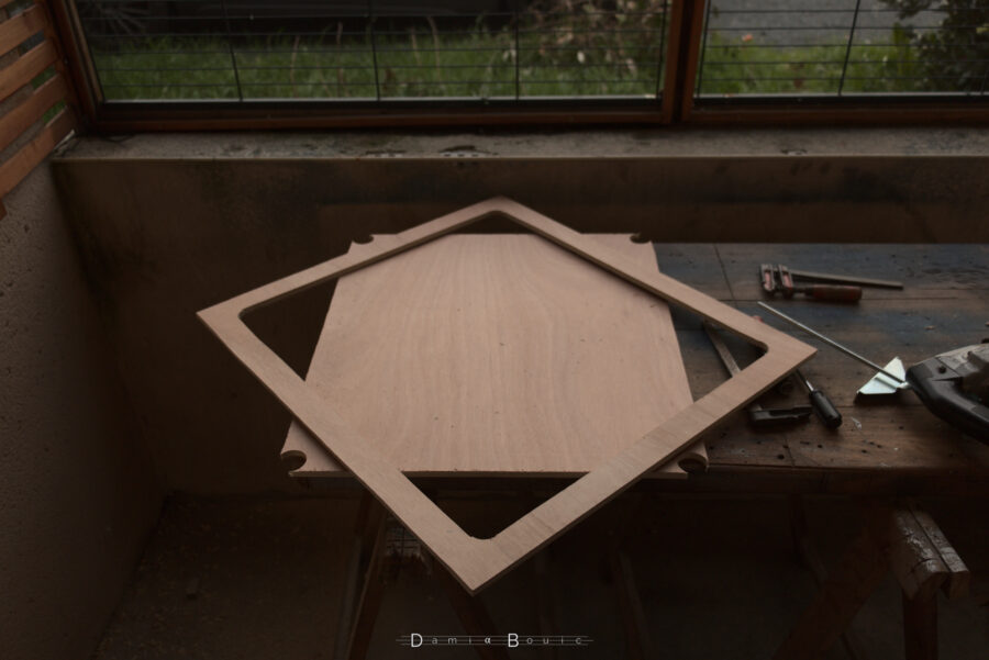 Le cadre de la futur fenêtre a pris forme, avec les rebords intérieurs arrondis