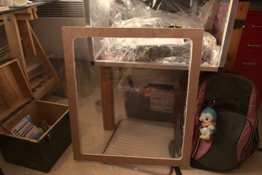 La porte de la face avant est presque terminée, avec la pose de plastique transparent sur le cadre en bois