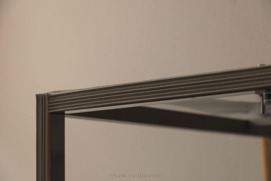 Le bord externe du caisson a été recouvert de joint d'isolation thermique, un peu comme pour une porte de frigo. Détail d'une des zones de l'ouverture.