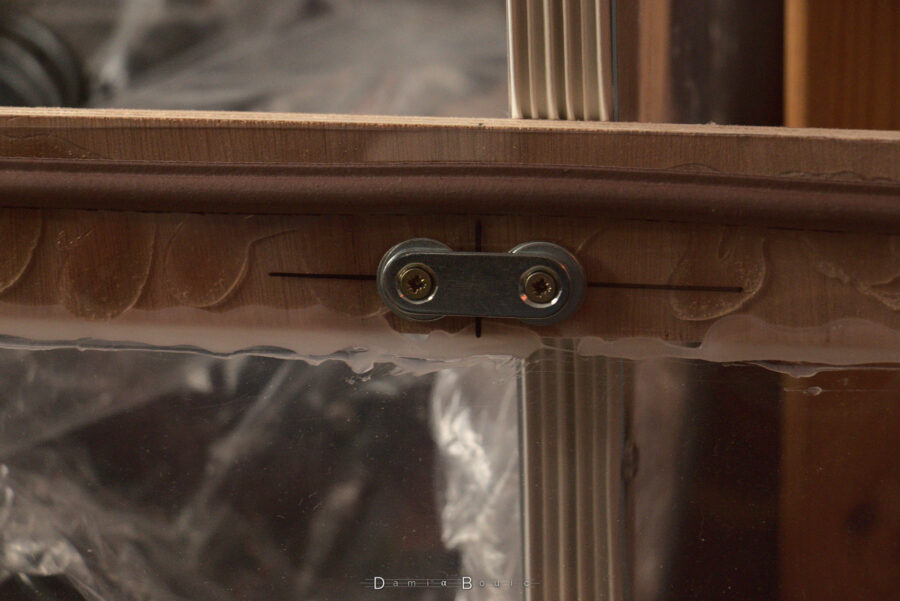 Détail sur la face intérieure de la porte, en haut, avec la plaquette en métal qui servira à la maintenir fermement via l'aimant qui lui, est fixé au caisson.