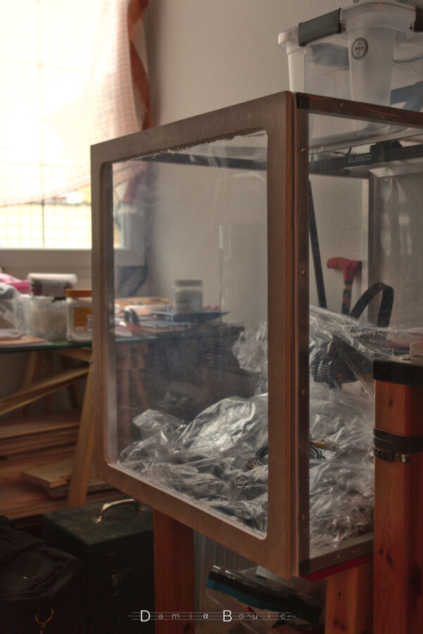 La porte, enfin installée sur le caisson, le fermant donc. Aucune charnière, aucun verrou, juste la magie du magnétisme. A l'intérieur, l'imprimante 3D attends, toujours couverte de plastique de protection