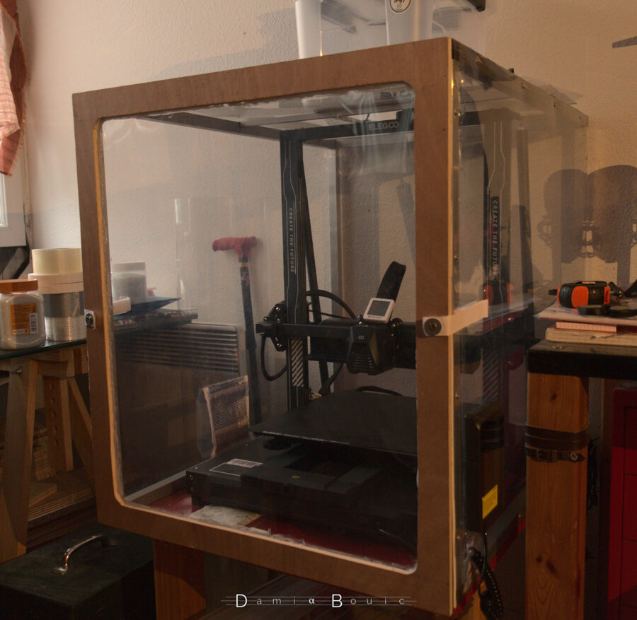 L'assemblage définitif, renforcé par deux bandes velcro à droite et à gauche pour combler le léger vide entre les deux parties. L'imprimante 3D est désormais libre de son plastique. Sur elle repose un petit capteur thermo et hygro