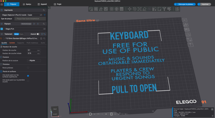 Le texte TARDIS modifié dans le logiciel dédié à l'impression 3D déposé sur une représentation visuelle de la plaque d'impression de la marque Elegoo