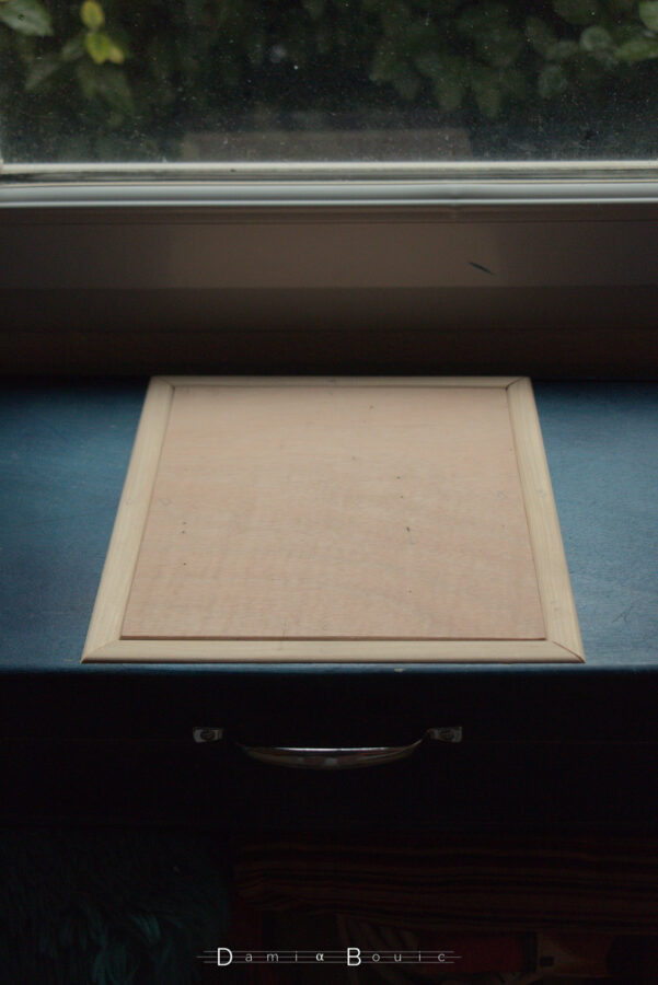 Test de disposition des différents éléments constituant la plaque TARDIS, qui forme presque un cadre photo, mais sans photo