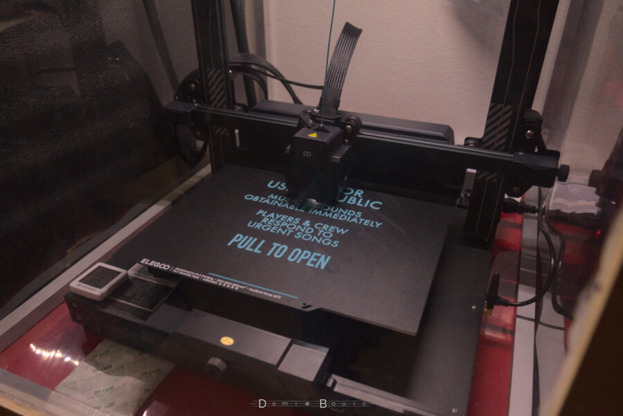 Mon imprimante 3D qui imprime le texte TARDIS modifié. On peut voir qu'une bonne partie des lettres est déjà formée.