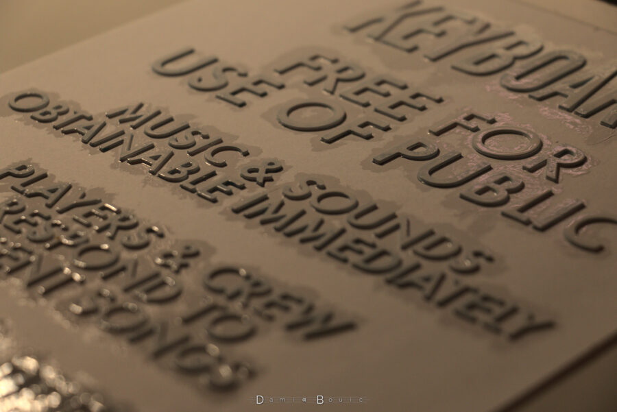 Toutes les lettre sont peintes, et présentent un aspect bien brillant sous cette vue prise avec un angle élevé