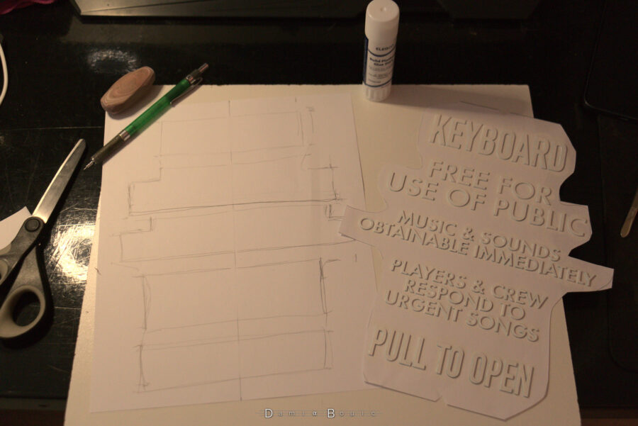 Second transfert du texte, pour le disposer sur une seconde feuille de papier, après séchage de la peinture évidemment. Le but sera d'avoir le texte qui se présente à l'envers, la face des lettres collées à la colle à papier