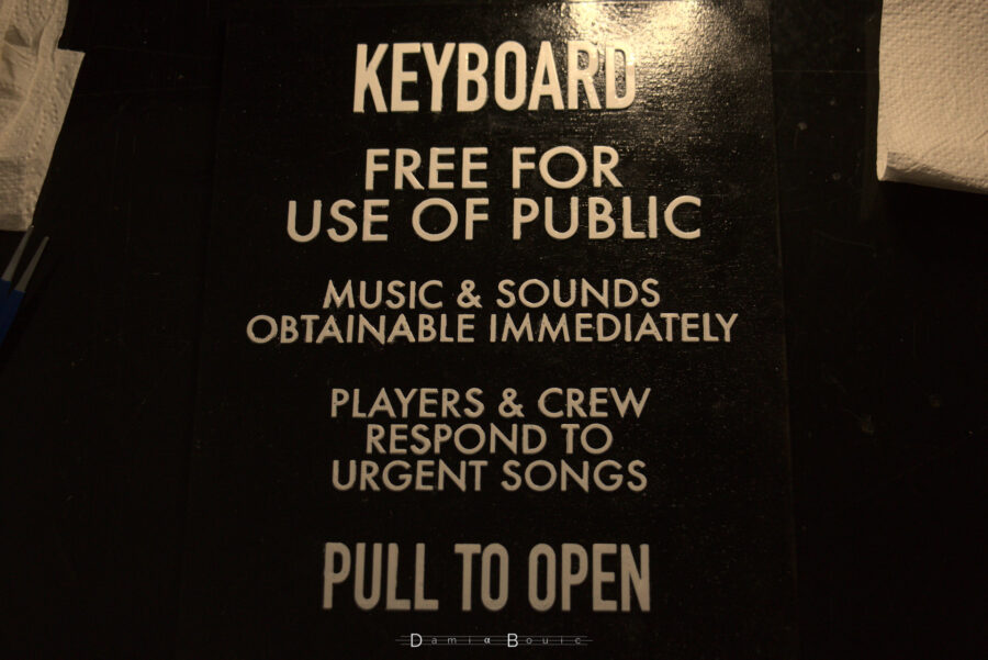 Le texte est désormais propre, les lettres retouchées et repeintes. L'ensemble brille à la lumière de la lampe de bureau