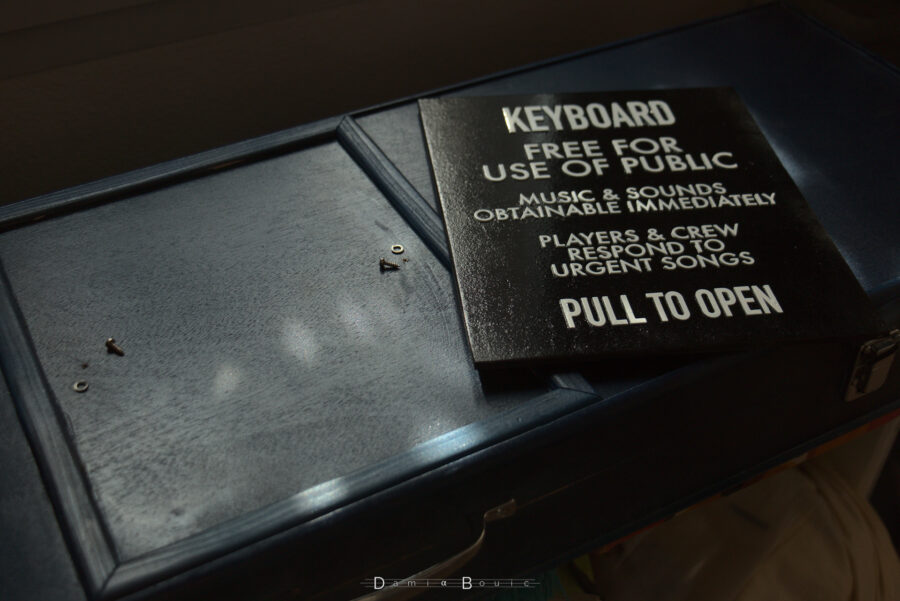 La plaque disposée à côté du cadre, qui a été peint en bleu au passage, avec deux vis qui serviront à la tenir sur l'étui