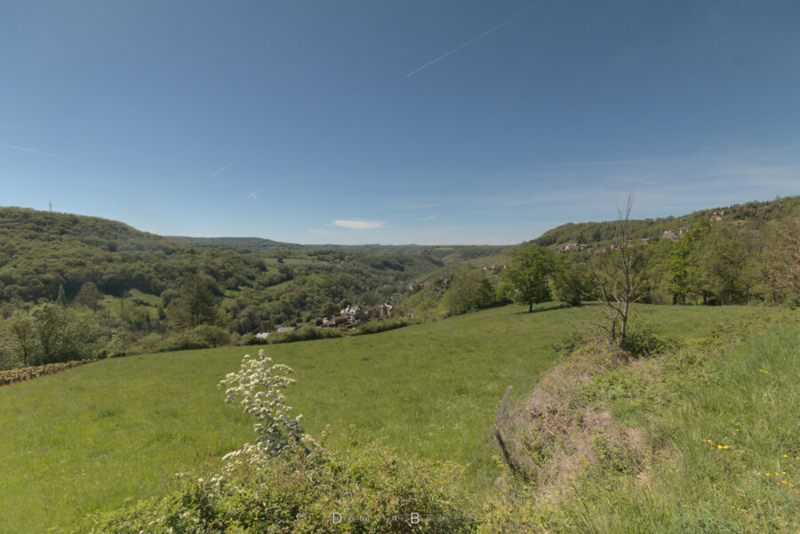 Paysage assez similaire, collines et vallée, très forestier, mais ici le bocage est ouvert et une belle zone d'herbe s'étire jusqu'à nos pieds. Le ciel est bleu, parcouru de quelques nuages d'altitudes peu importants