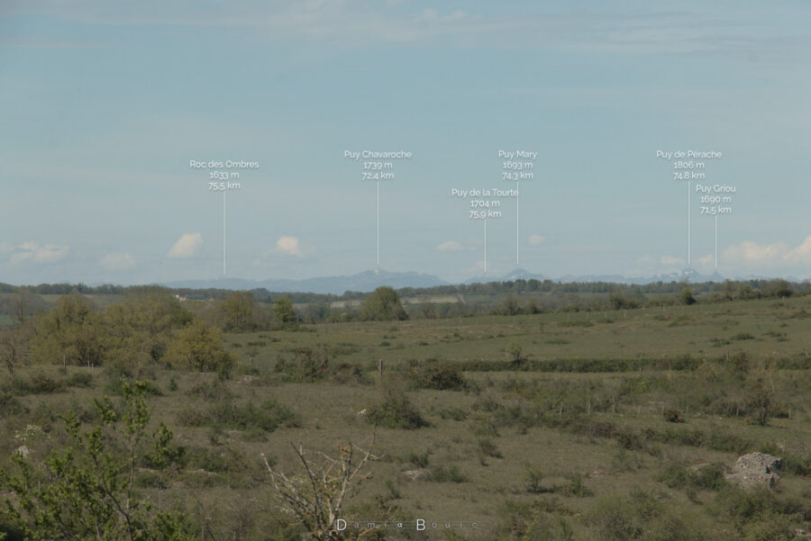 Même vue mais avec les différents reliefs avec labels. De gauche à droite : Roc des Ombres 1633 m 75.5 km, Puy Chavaroche 1739 m 72.4 km, Puy de la Tourte 1704 m 75,5 km, Puy Mary 1693 km 47,3 km, Puy de Pérache 1806 m 74,8 km et Puy Griou 1690 m, 71,5 km.
