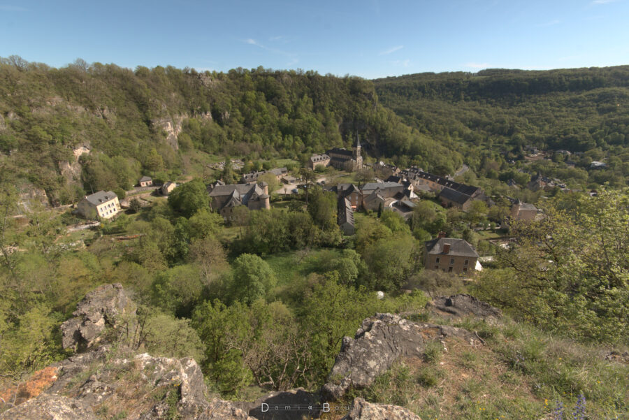 Une partie d'un village suspendu dans le temps comme dans la haute vallée, entouré de forêts et des parois rocheuse qui sont visibles ci et là. Quelques rochers sont à nos pieds, recouverts partiellement de terre et d'herbe