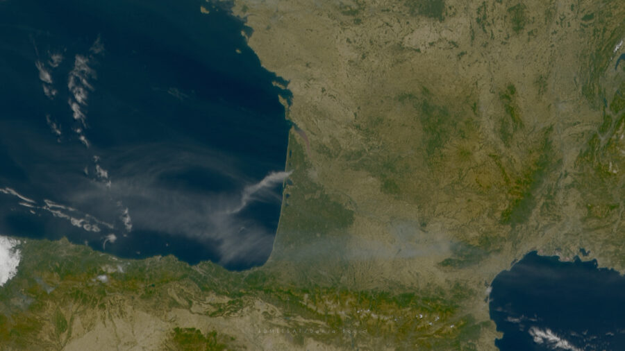 Image satellite d'un grand quart Sud-Ouest de la France hexagonale, avec un panache de fumée clairement visible, émanant juste au Nord du bassin d'Arcachon. Ces fumées se dispersent vers l'Atlantique, s'enroulent, reviennent vers les terres et survolent le Tarn, la Haute-Garonne, etc.
