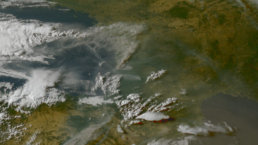 Même quart Sud-Ouest, 24h plus tard. Les feux de forêts ont pris de l'ampleur, le panache de fumées associé à un pyrocumulus pointe vers le Nord-Est. On voit juste à droite du panache, comme en basse couche, d'autres fumées qui prennent plein Est. De nombreux développements orageux prennent placent en même temps sur les Pyrénées, ainsi qu'au large vers l'Ouest