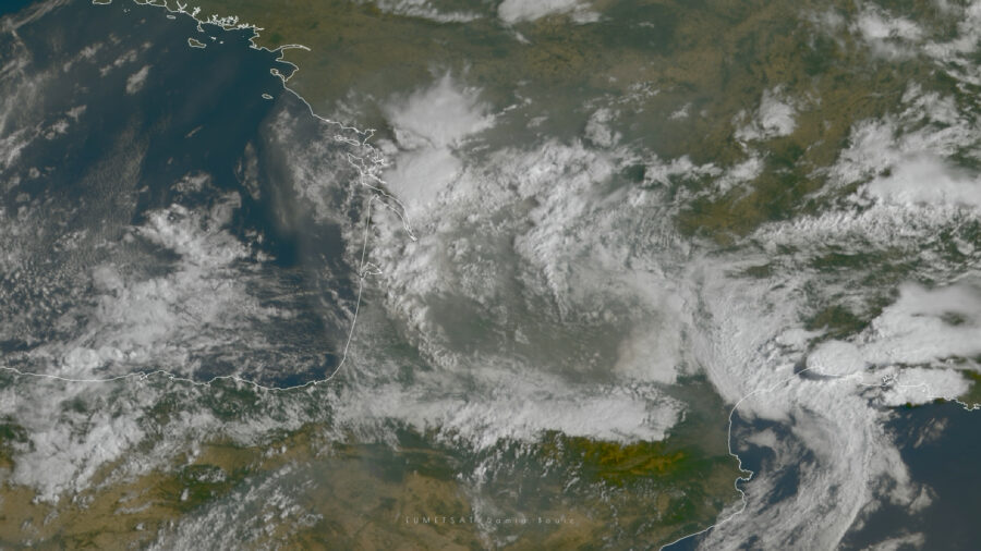 Le lendemain, même zone capturée par le satellite, des nombreux nuages recouvrent le Sud-Ouest, mélangés aux fumées des incendies qui se sont diluées dans l'atmosphère.