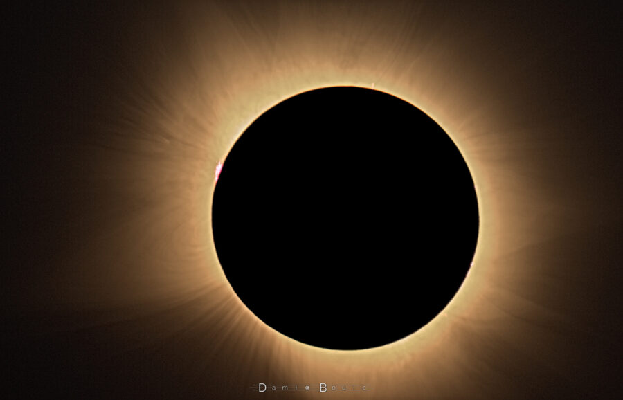 La même image, mais avec un filtre d'accentuation des contrastes qui révèlent tout l'enchevêtrement de structures fines dans la couronne solaire. On dirait une fourrure épaisse et longue dont on ne peux pas dénombrer la quantité de poils.