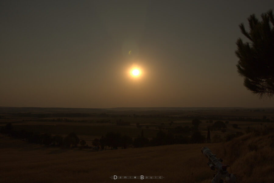 Le Soleil est plus bas, la luminosité vraiment plus basse avec un ciel qui s'assombrit.