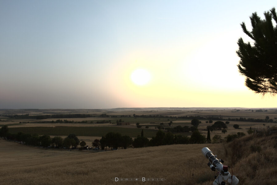 L'entre deux de l'éclipse. A gauche le ciel encore dans la nuit, à droite le ciel dans le jour, et au milieu, le Soleil victorieux, qui éclaire de nouveau le paysage.