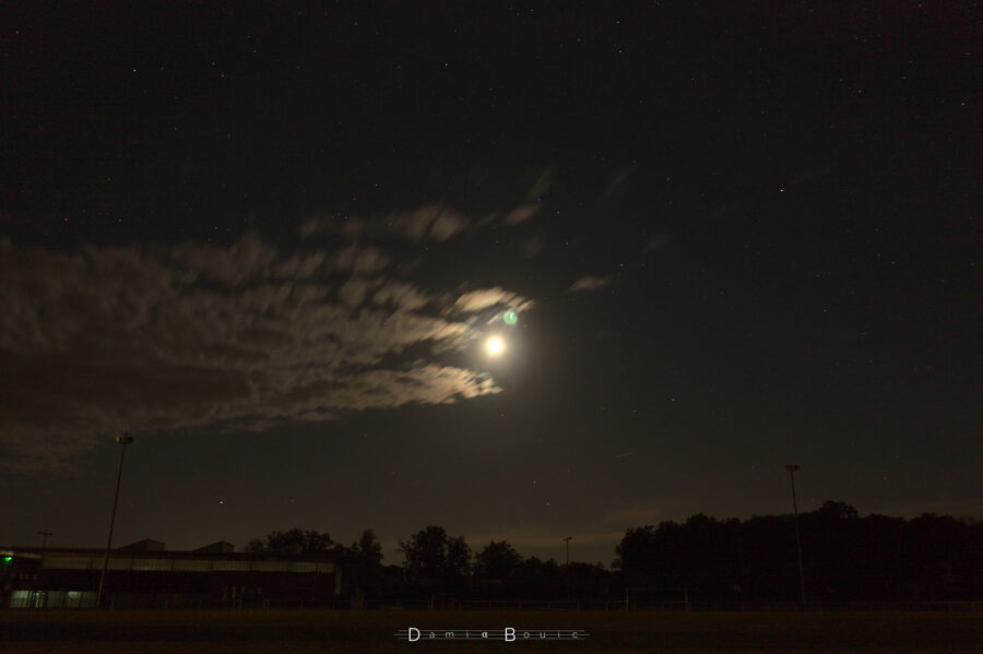 Même vue, mais la luminosité de la Lune est moins forte . Quelques nuages menacent encore la scène
