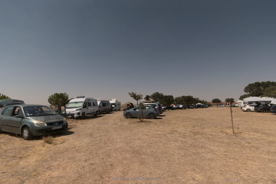 Une petite partie de ce village astronomique impromptu, écrasé de Soleil. Voitures, camping-car et autre forment des rues et des places, sur une herbe rase presque poussiéreuse.