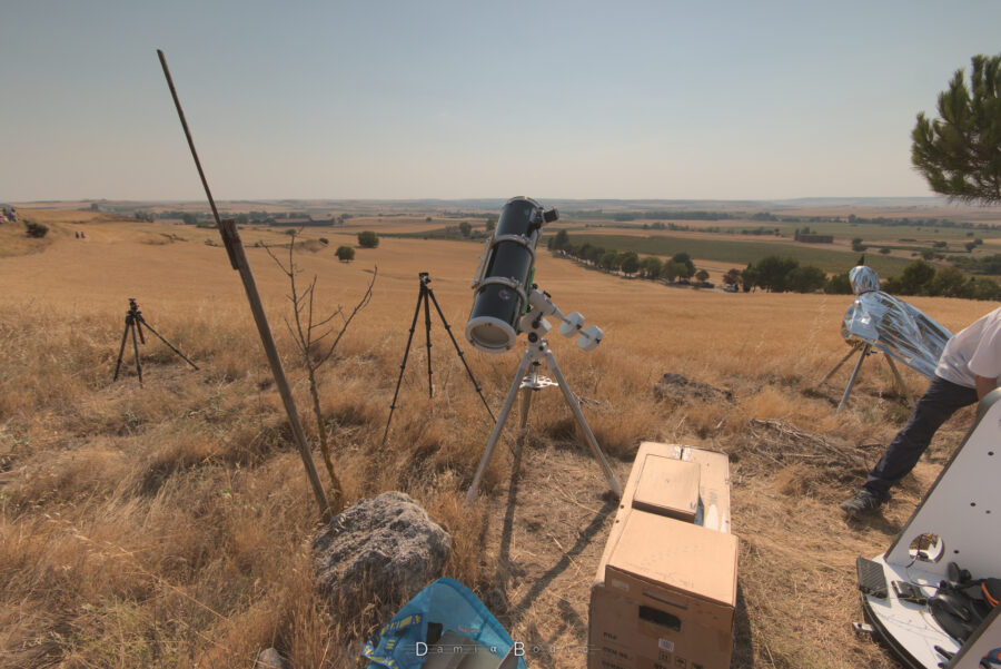 Mon matériel commence à être installé. Le tube optique est monté sur le trépied et la monture équatoriale. Les cartons contenant le reste du matériel sont à mes pieds. 
