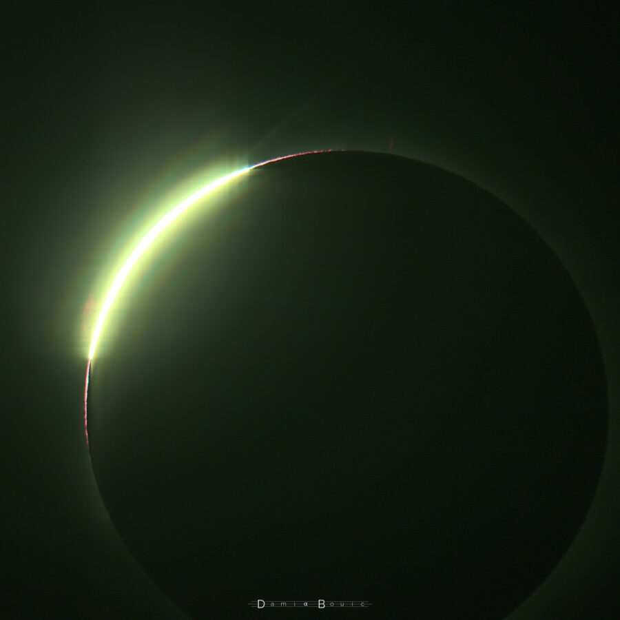 La Lune recouvre le Soleil qui ne peut que lâcher qu'un filet de lumière. La basse couronne solaire se montre déjà sur le pourtour