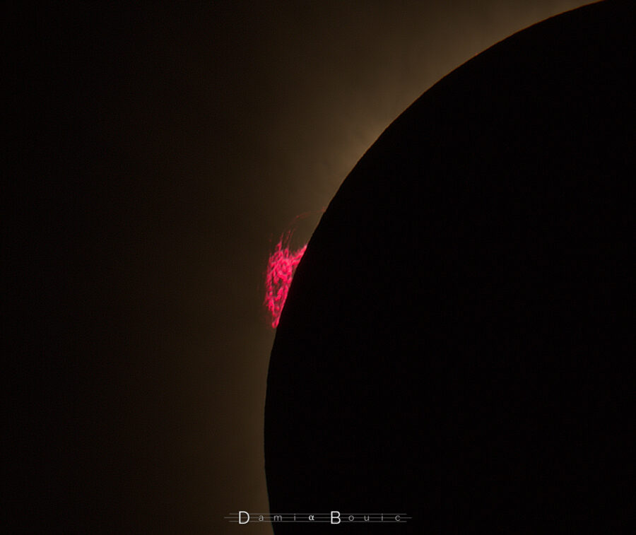Protubérance solaire sur le limbe lunaire noir, dont la forme arquée est immanquable. 