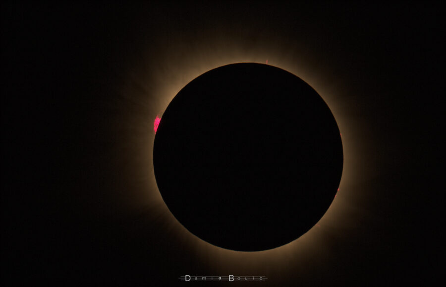 Le Soleil est désormais totalement éclipsé, dévoilant sa basse atmosphère. La Lune noir est au centre de tout ceci. La protubérance d'un rouge vif est manifeste.
