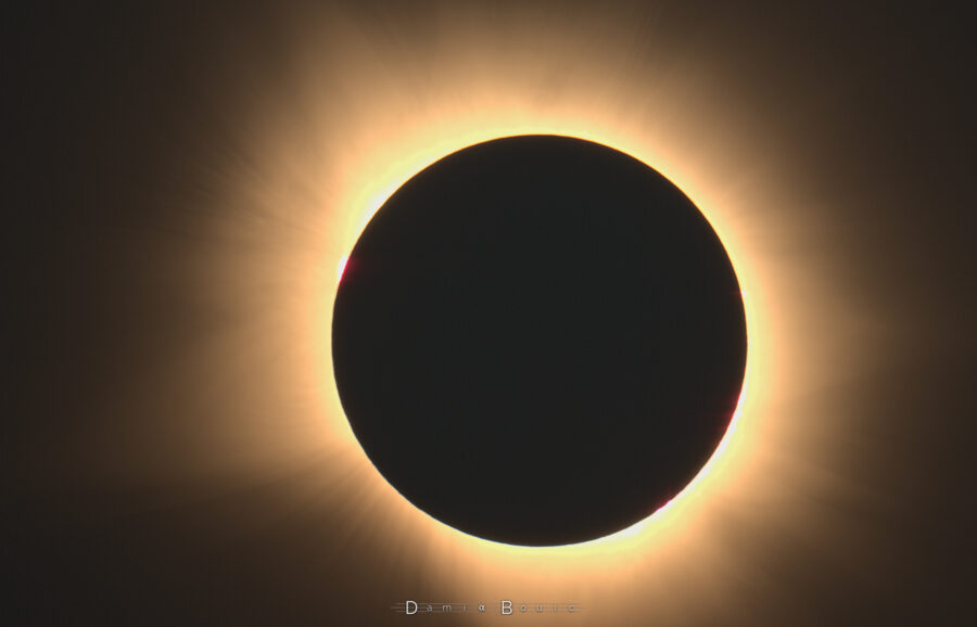 Soleil totalement éclipsé. La couronne irradie du disque noir de la Lune, avec l'aspect de duvet tout doux, aux couleurs dorées.