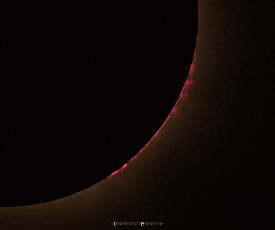 Série de protubérances sur le limbe solaire (ou lunaire ça dépends), dont certaines forment comme des multiples boucles rouge vif entremêlées