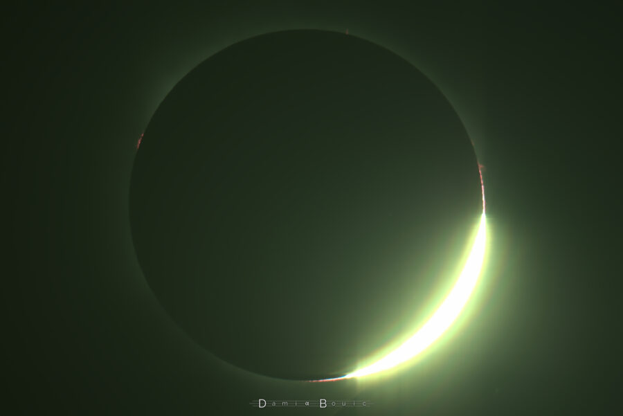 Anneau de diamant, signifiant la fin de l'éclipse totale et le retour du jour. Sur un anneau lumineux, un fort éclat de lumière surgit, en croissant.