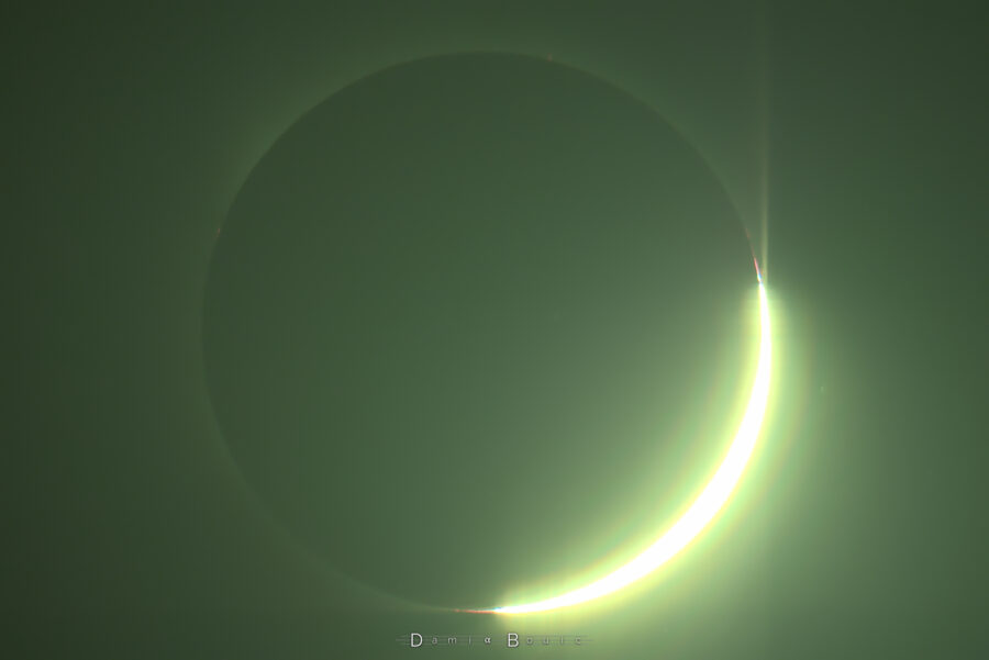 La lumière solaire sur l'anneau de diamant devient vraiment forte, voilant presque l'image.