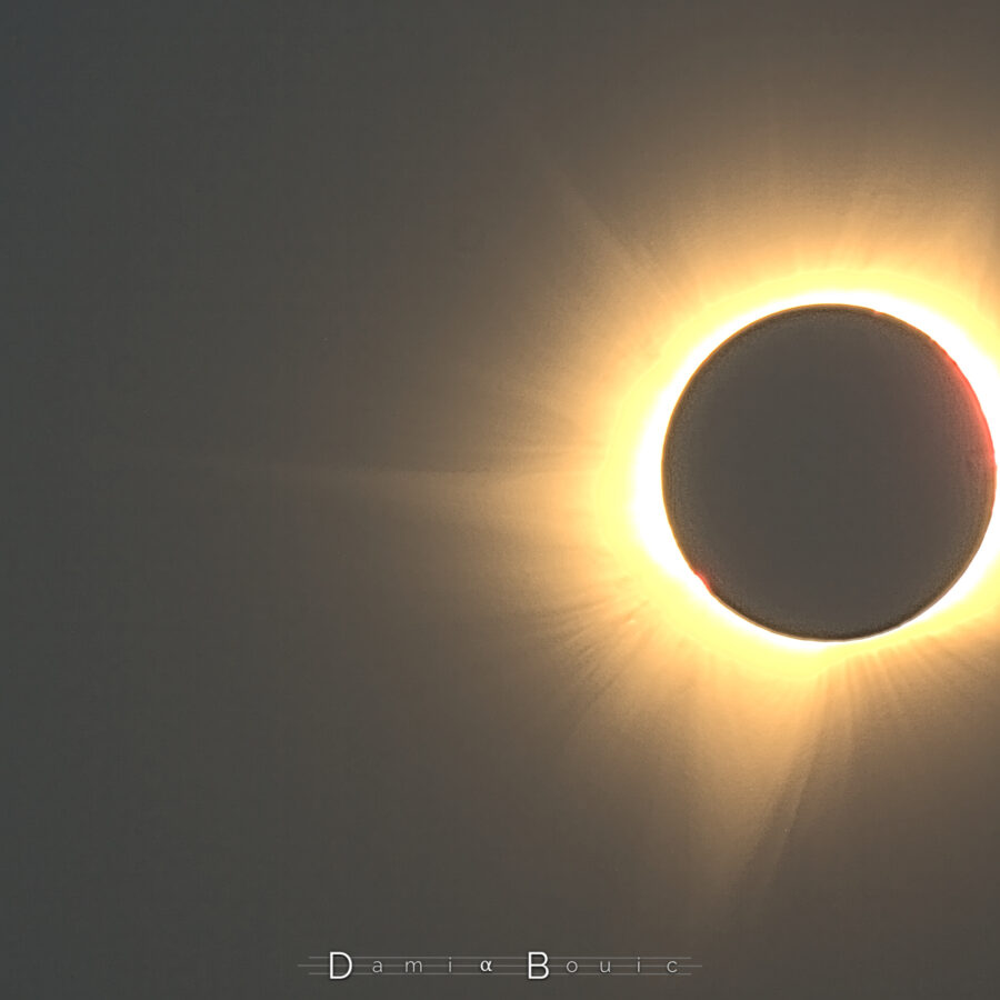 La même vue, mais avec un filtre d'accentuation des détails qui permet de voir cet aspect filamenteux de la couronne solaire, dévoilant son champs magnétique