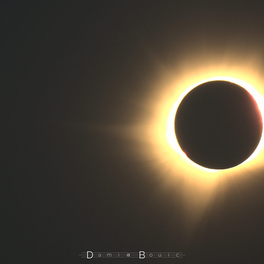 L'éclipse totale avec un grossissement moins élevé montre la couronne étendue, et une partie de cette couronne n'est pas visible car le disque solaire est trop proche du bord droit de l'image.