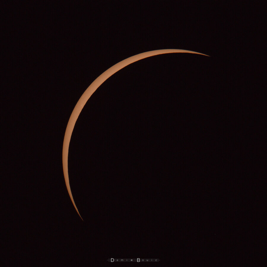 Le croissant solaire s'affine de minutes en minutes, on ne voit ici plus qu'un fil, semblable à cil recourbé.