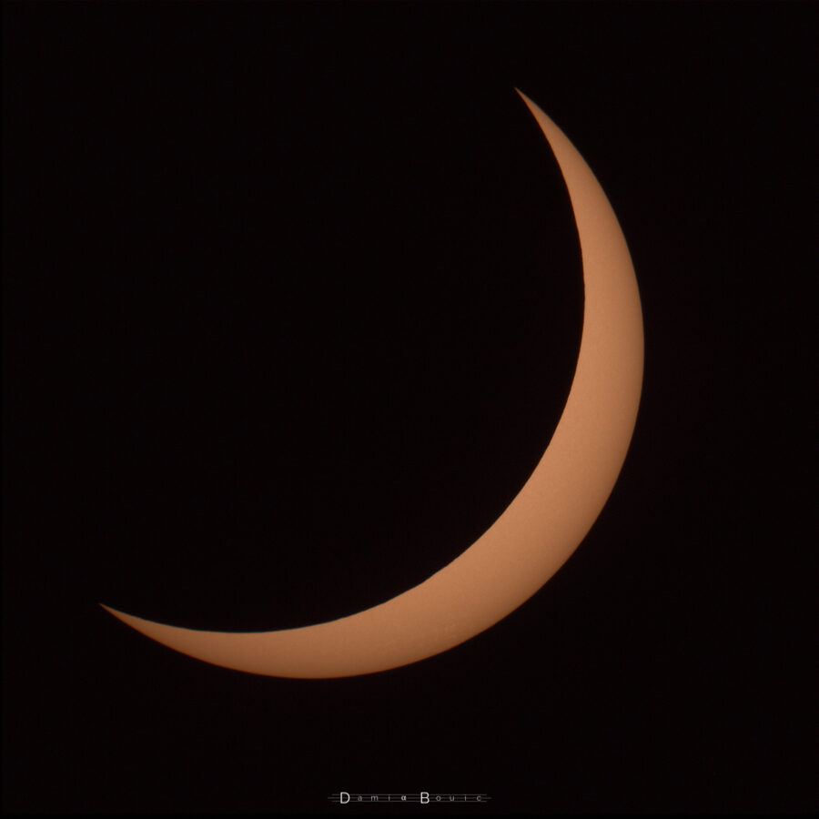 La Lune lâche son emprise et le Soleil se dévoile de nouveau de l'autre côté sous la forme d'un croissant fin qui s'épaissira par la suite